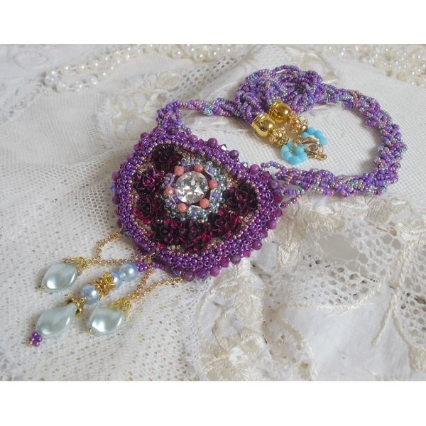 Colar Freesia bordado com rosas de resina Fuchsia marmorizado com rosas, cristais Swarovski e missangas de sementes.