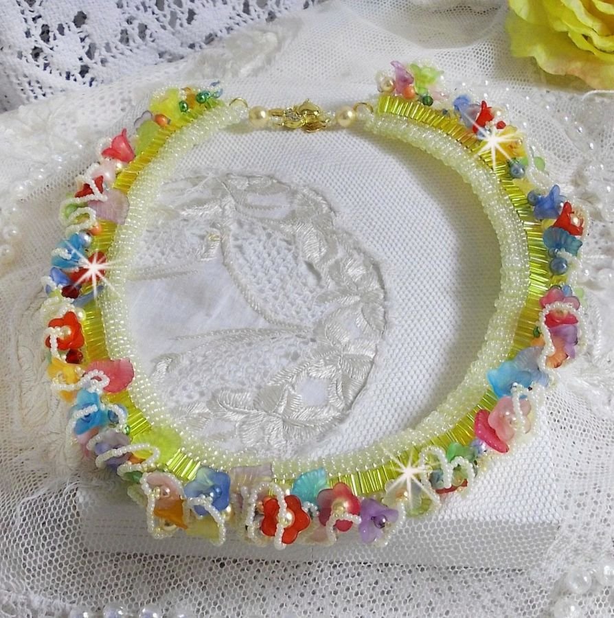 Colar de flores de jardim com flores foscas, rochedos, tubos amarelos, flores Lucite e rochedos