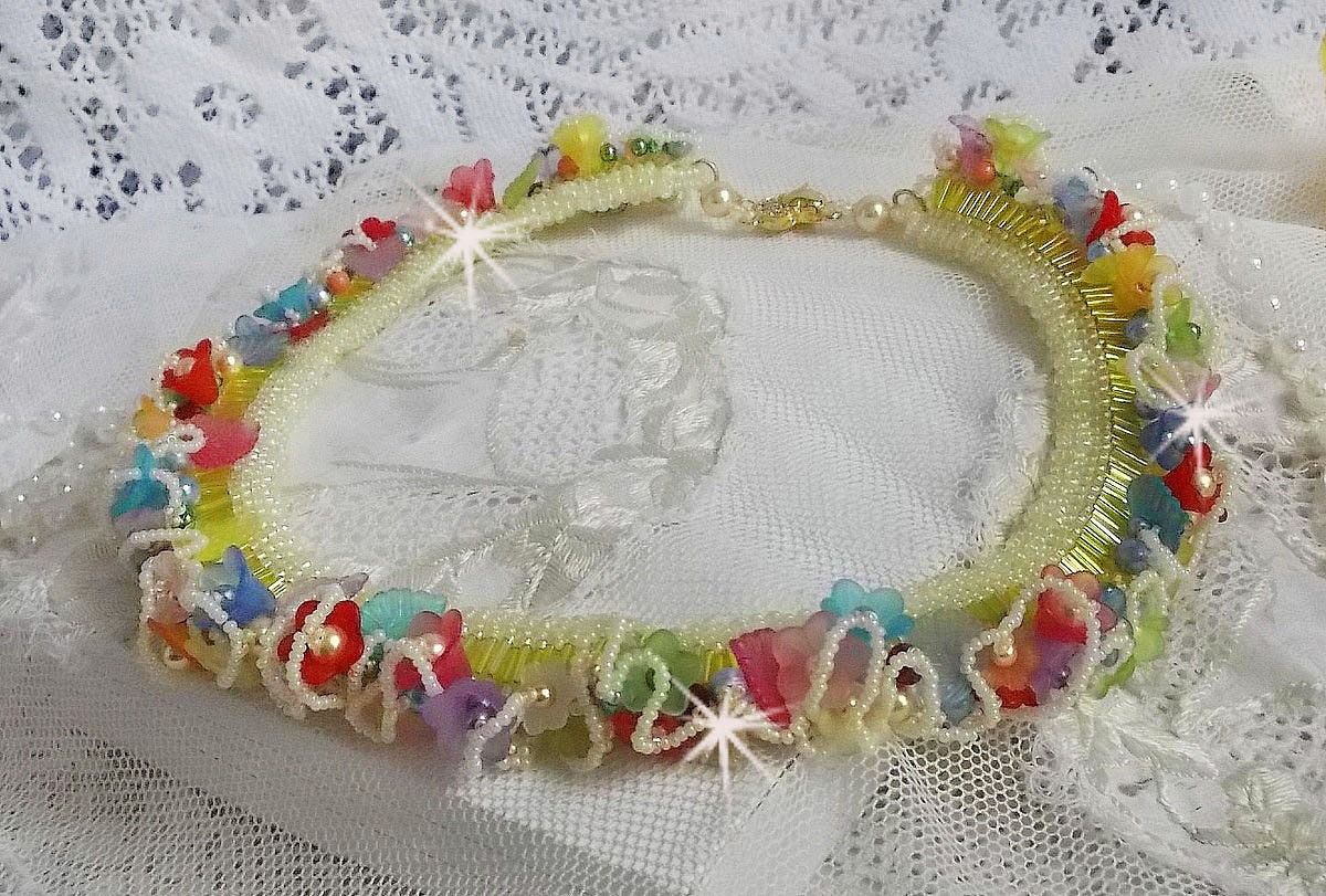 Colar de flores de jardim com flores foscas, rochedos, tubos amarelos, flores Lucite e rochedos
