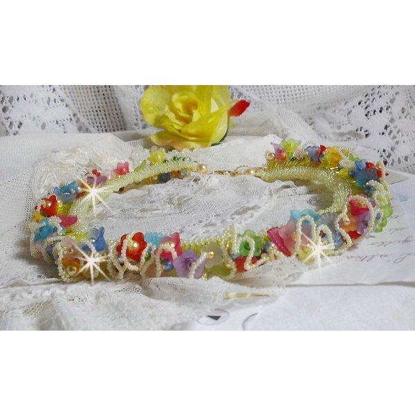 Colar de flores de jardim com flores foscas, rochedos, tubos amarelos, flores Lucite e rochedos
