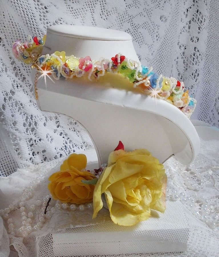 Colar de flores de jardim com flores foscas, rochedos, tubos amarelos, flores Lucite e rochedos