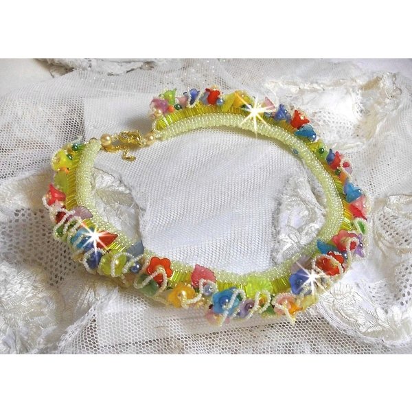 Colar de flores de jardim com flores foscas, rochedos, tubos amarelos, flores Lucite e rochedos