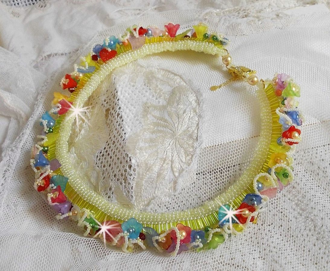 Colar de flores de jardim com flores foscas, rochedos, tubos amarelos, flores Lucite e rochedos