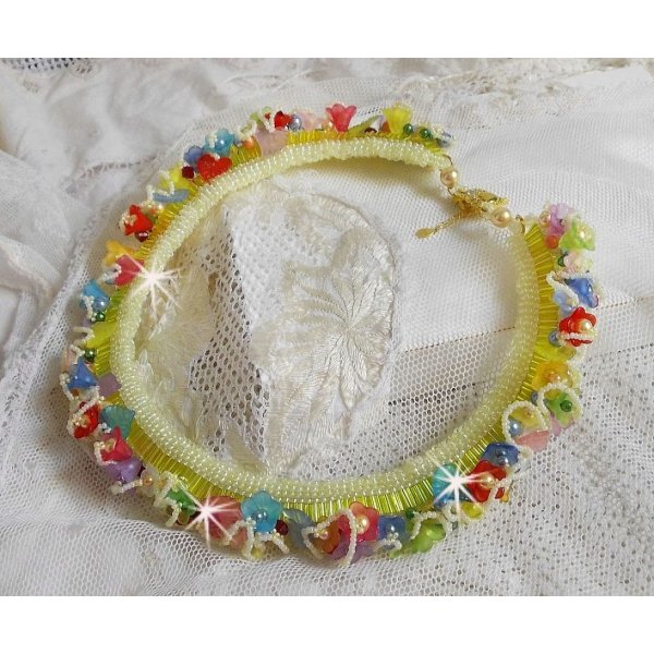 Colar de flores de jardim com flores foscas, rochedos, tubos amarelos, flores Lucite e rochedos