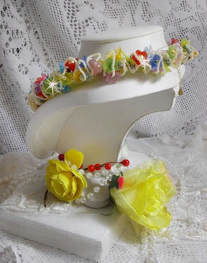 Colar de flores de jardim com flores foscas, rochedos, tubos amarelos, flores Lucite e rochedos
