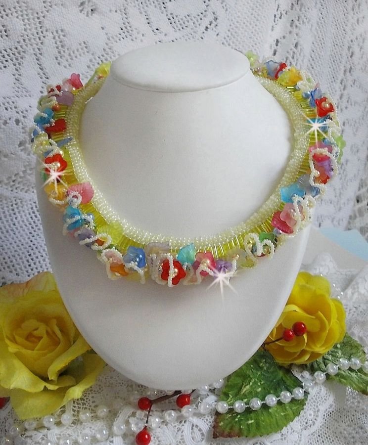 Colar de flores de jardim com flores foscas, rochedos, tubos amarelos, flores Lucite e rochedos