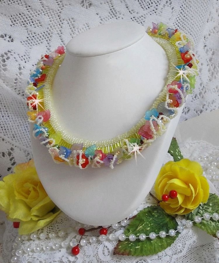 Colar de flores de jardim com flores foscas, rochedos, tubos amarelos, flores Lucite e rochedos