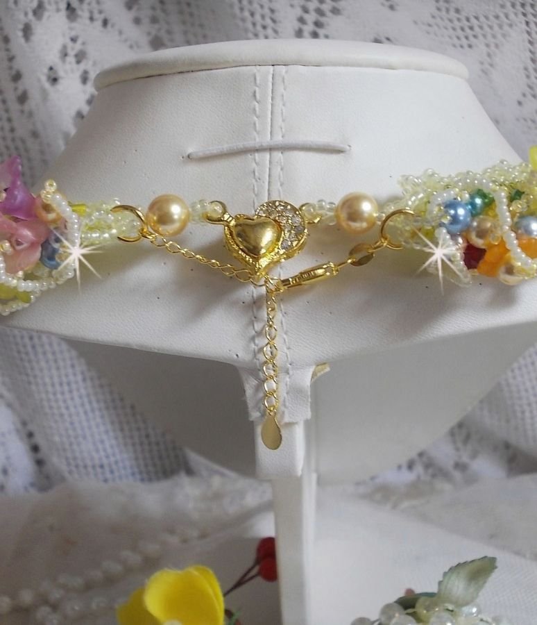 Colar de flores de jardim com flores foscas, rochedos, tubos amarelos, flores Lucite e rochedos