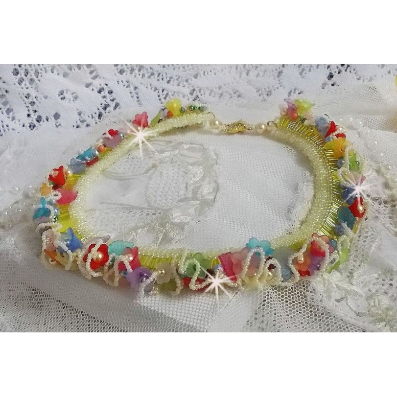 Colar de flores de jardim com flores foscas, rochedos, tubos amarelos, flores Lucite e rochedos