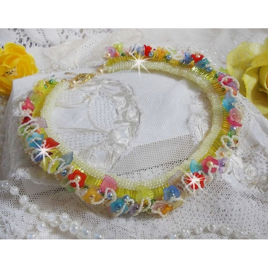 Colar de flores de jardim com flores foscas, rochedos, tubos amarelos, flores Lucite e rochedos