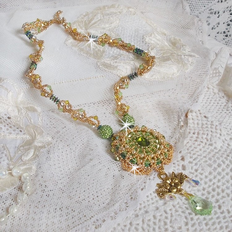 Colar Garden Party bordado com um Cristal Boémio Verde, contas Swarovski e contas de sementes Miyuki