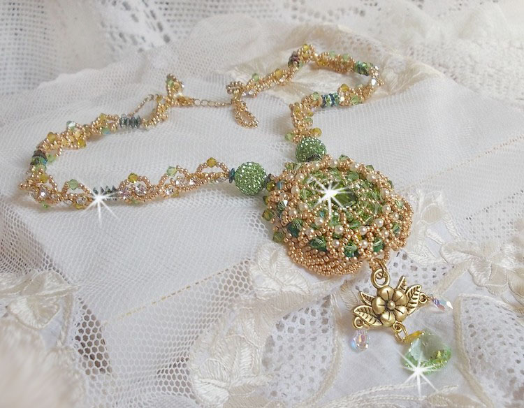 Colar Garden Party bordado com um Cristal Boémio Verde, contas Swarovski e contas de sementes Miyuki