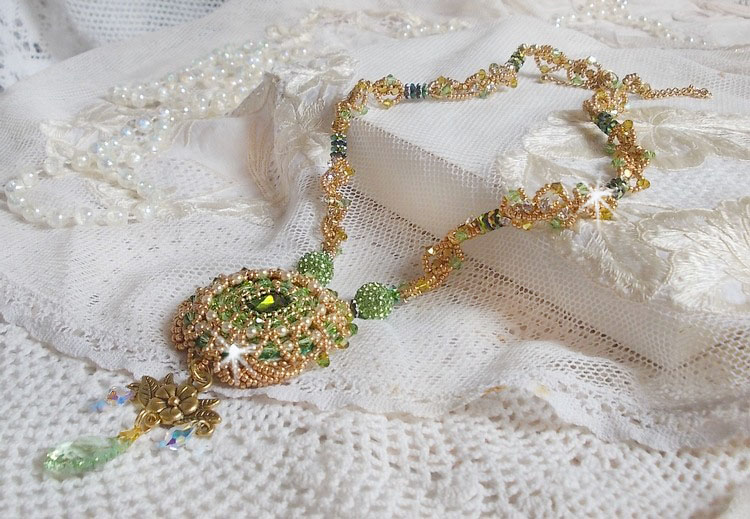Colar Garden Party bordado com um Cristal Boémio Verde, contas Swarovski e contas de sementes Miyuki
