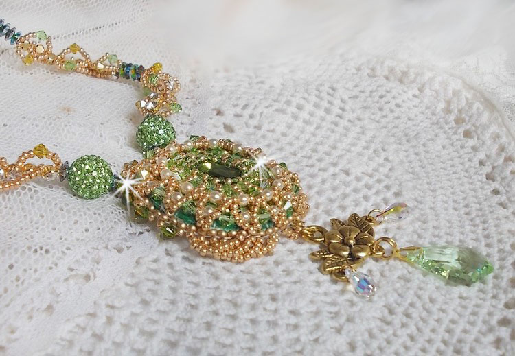 Colar Garden Party bordado com um Cristal Boémio Verde, contas Swarovski e contas de sementes Miyuki