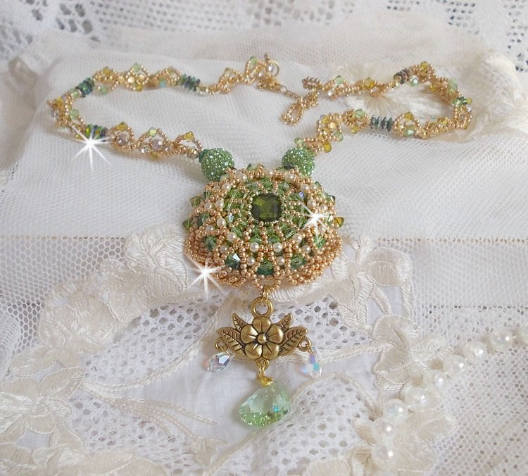 Colar Garden Party bordado com um Cristal Boémio Verde, contas Swarovski e contas de sementes Miyuki