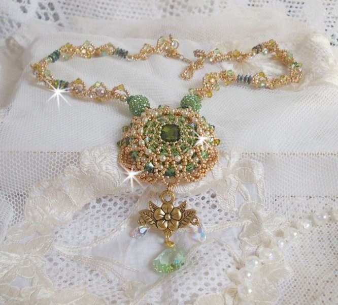 Colar Garden Party bordado com um Cristal Boémio Verde, contas Swarovski e contas de sementes Miyuki