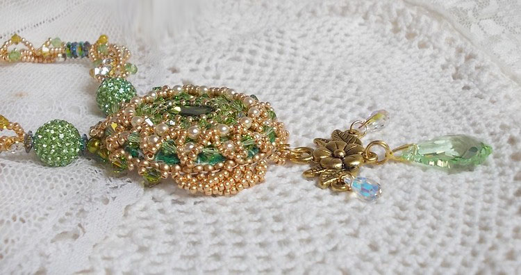 Colar Garden Party bordado com um Cristal Boémio Verde, contas Swarovski e contas de sementes Miyuki