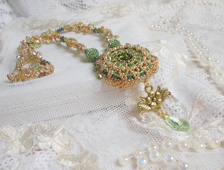 Colar Garden Party bordado com um Cristal Boémio Verde, contas Swarovski e contas de sementes Miyuki