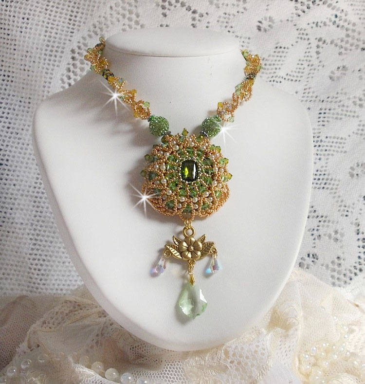 Colar Garden Party bordado com um Cristal Boémio Verde, contas Swarovski e contas de sementes Miyuki
