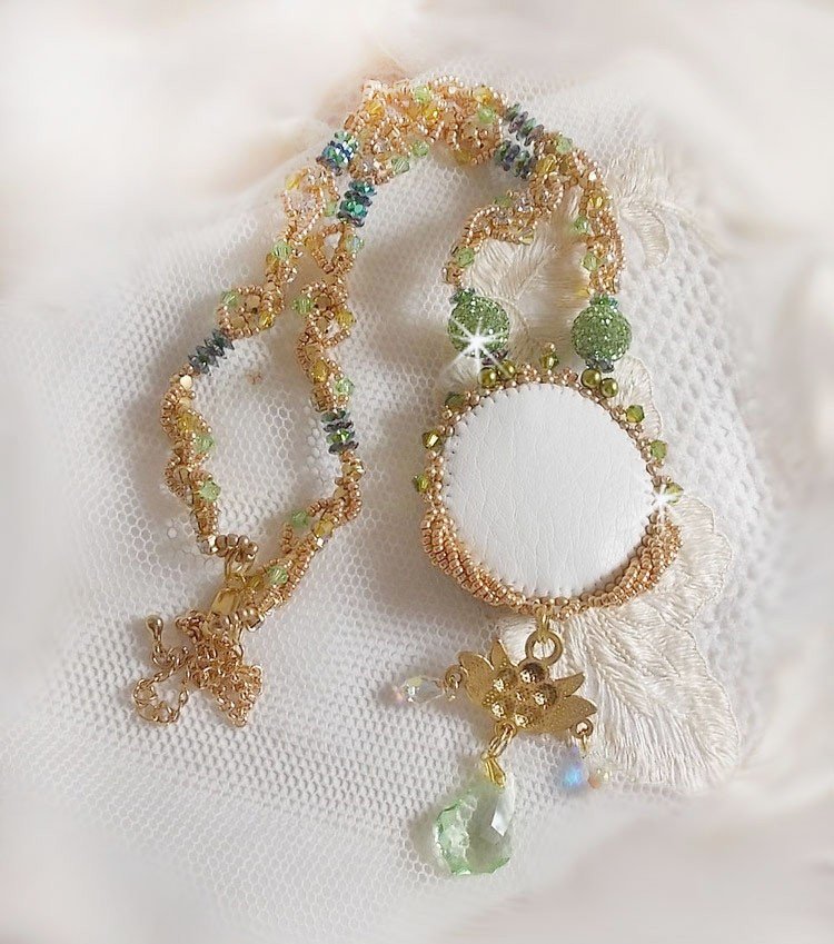 Colar Garden Party bordado com um Cristal Boémio Verde, contas Swarovski e contas de sementes Miyuki