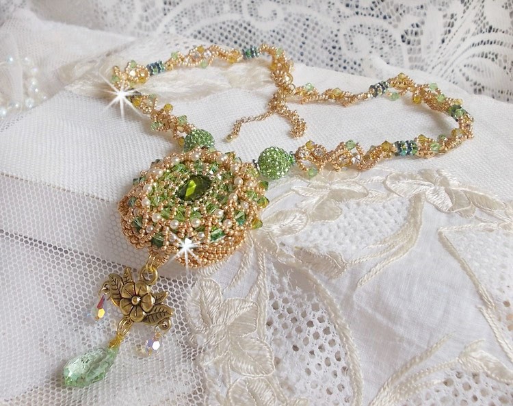 Colar Garden Party bordado com um Cristal Boémio Verde, contas Swarovski e contas de sementes Miyuki