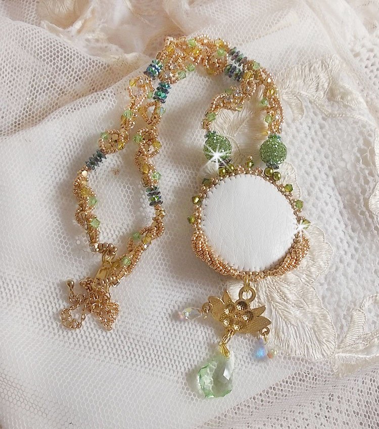 Colar Garden Party bordado com um Cristal Boémio Verde, contas Swarovski e contas de sementes Miyuki