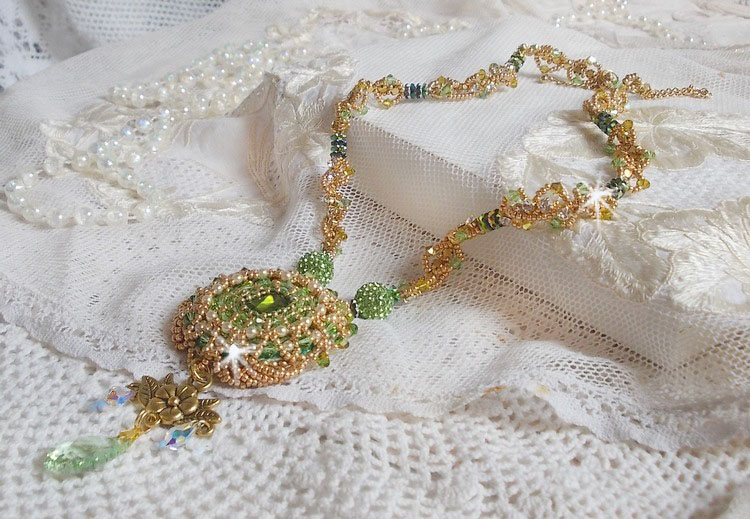 Colar Garden Party bordado com um Cristal Boémio Verde, contas Swarovski e contas de sementes Miyuki