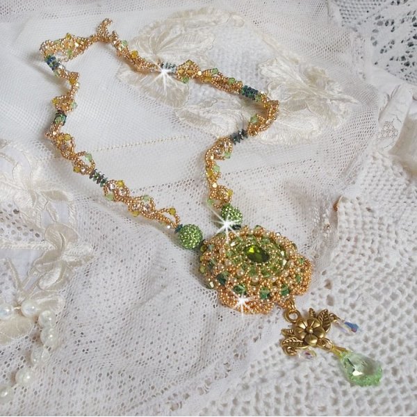 Colar Garden Party bordado com um Cristal Boémio Verde, contas Swarovski e contas de sementes Miyuki