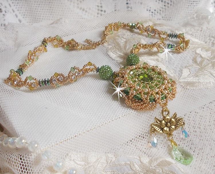Colar Garden Party bordado com um Cristal Boémio Verde, contas Swarovski e contas de sementes Miyuki