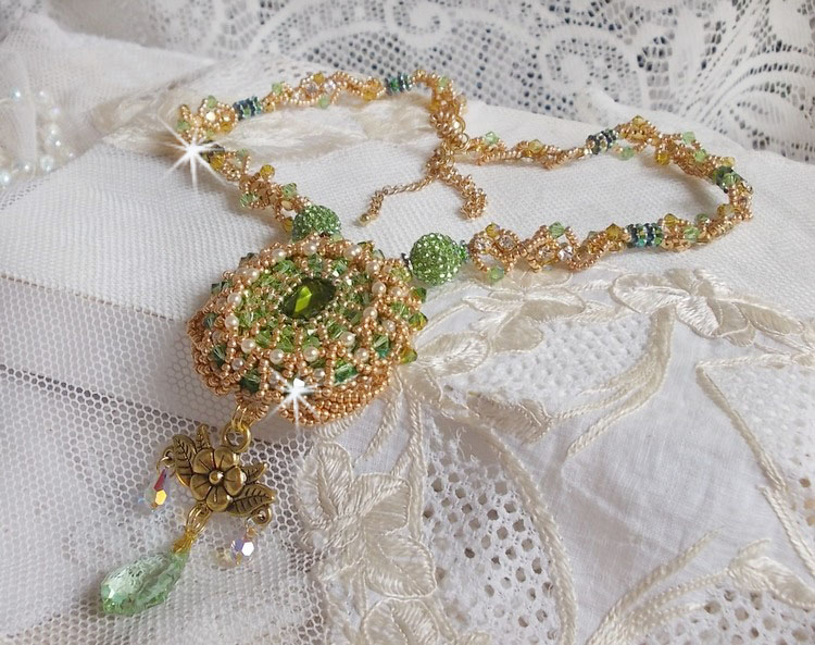 Colar Garden Party bordado com um Cristal Boémio Verde, contas Swarovski e contas de sementes Miyuki