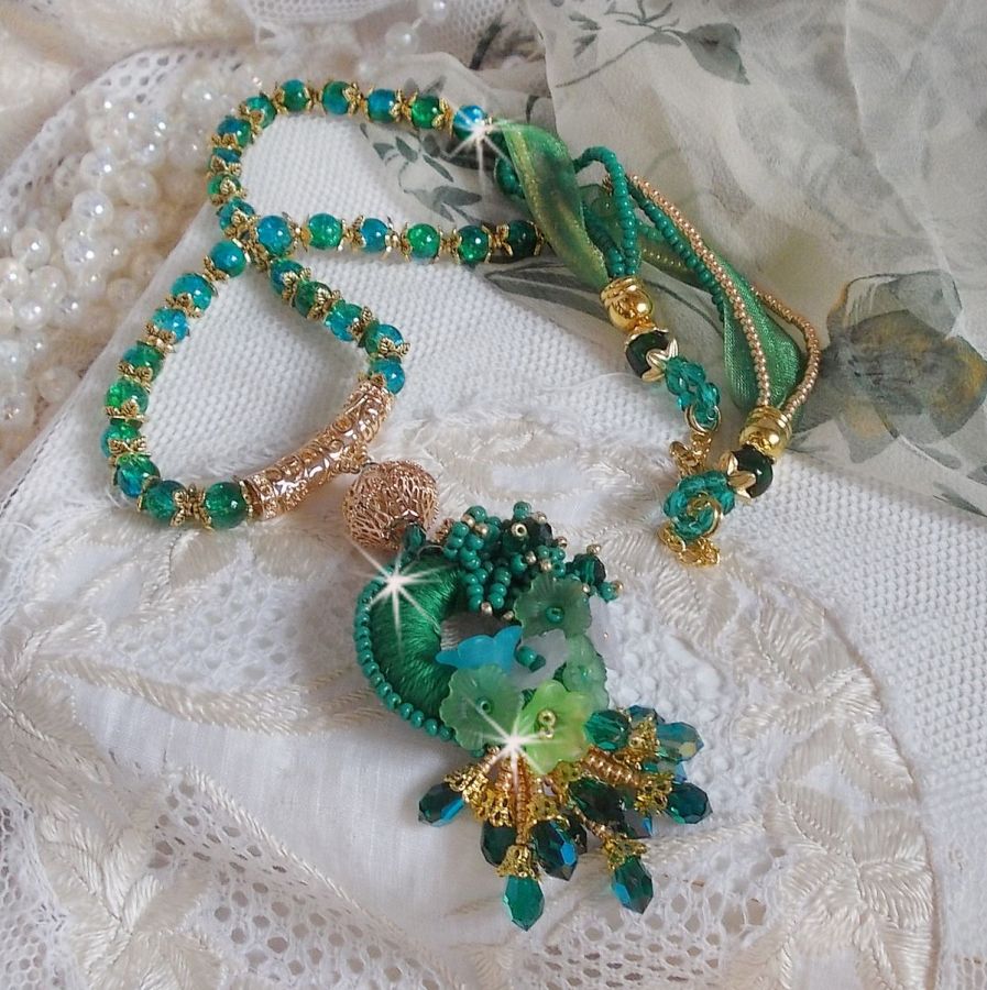 Colar Iris verde bordado com algodão DMC verde esmeralda, cristais Swarovski, contas de resina e contas de sementes