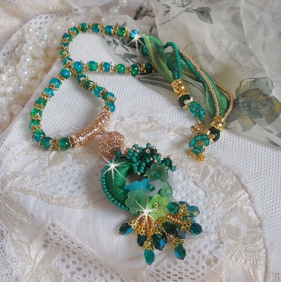 Colar Iris verde bordado com algodão DMC verde esmeralda, cristais Swarovski, contas de resina e contas de sementes