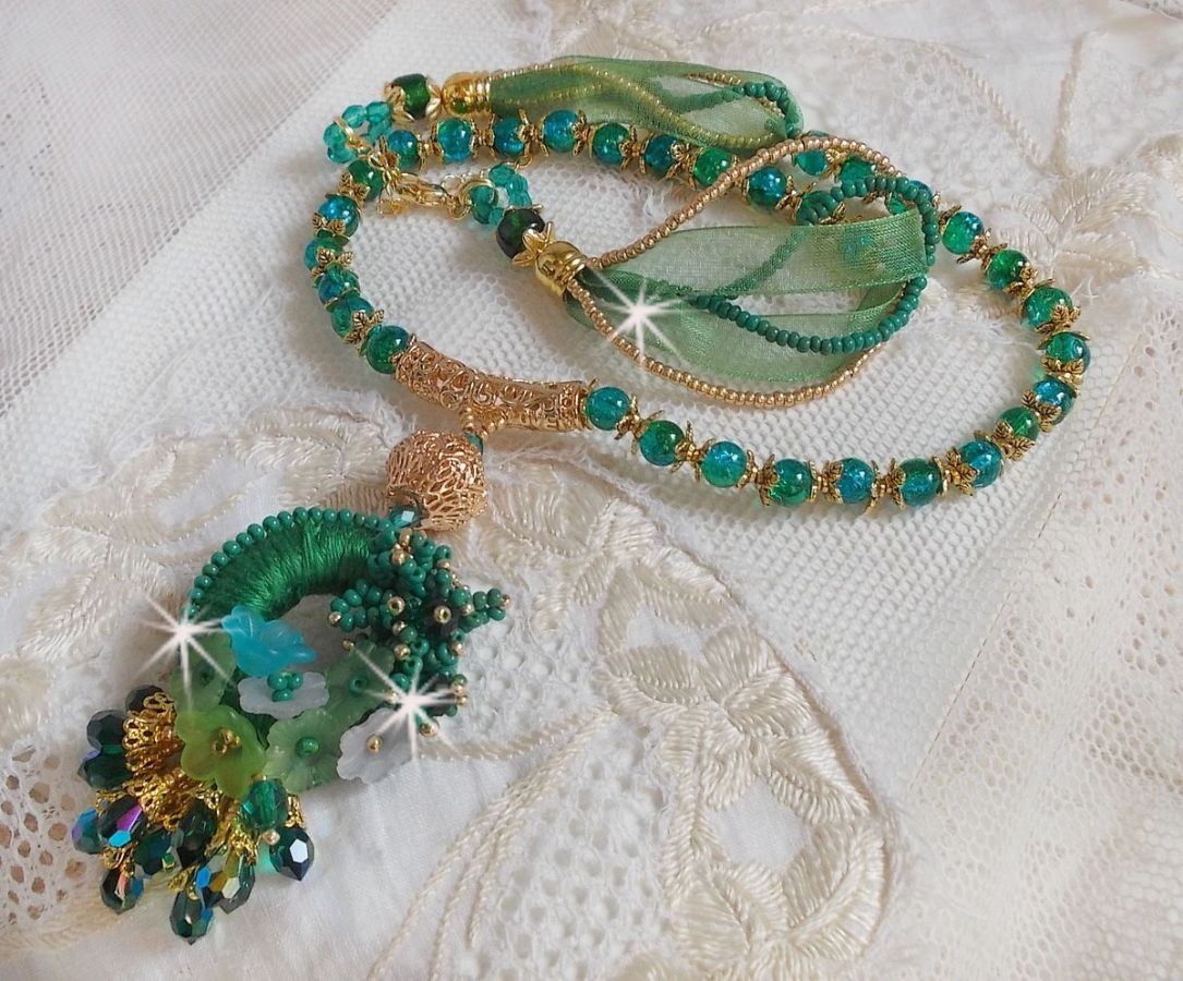 Colar Iris verde bordado com algodão DMC verde esmeralda, cristais Swarovski, contas de resina e contas de sementes