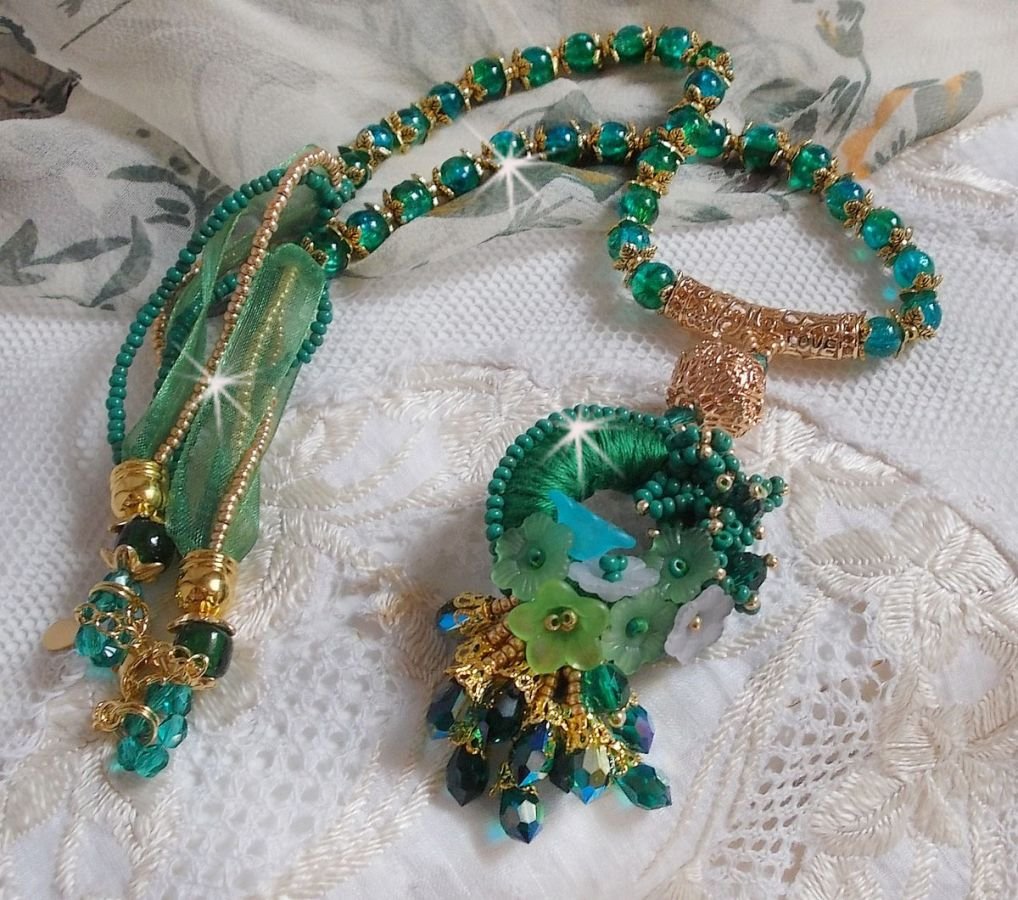Colar Iris verde bordado com algodão DMC verde esmeralda, cristais Swarovski, contas de resina e contas de sementes