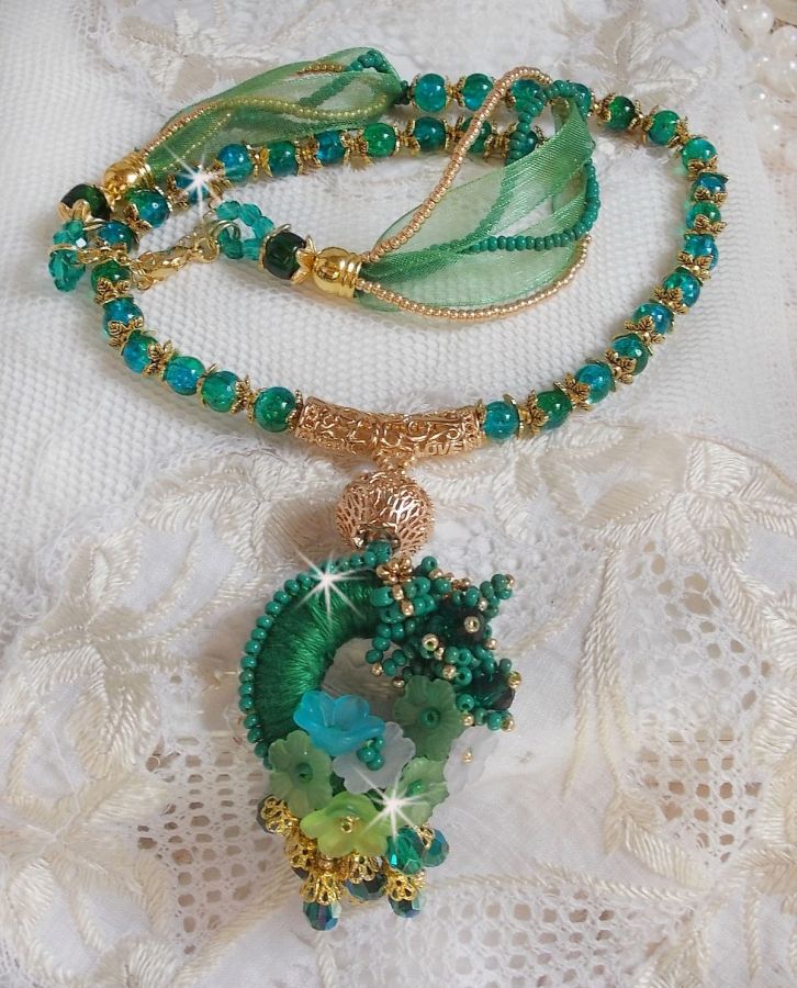 Colar Iris verde bordado com algodão DMC verde esmeralda, cristais Swarovski, contas de resina e contas de sementes