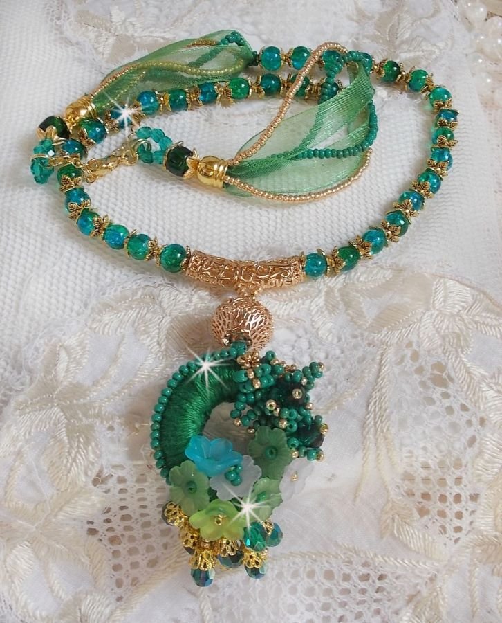 Colar Iris verde bordado com algodão DMC verde esmeralda, cristais Swarovski, contas de resina e contas de sementes