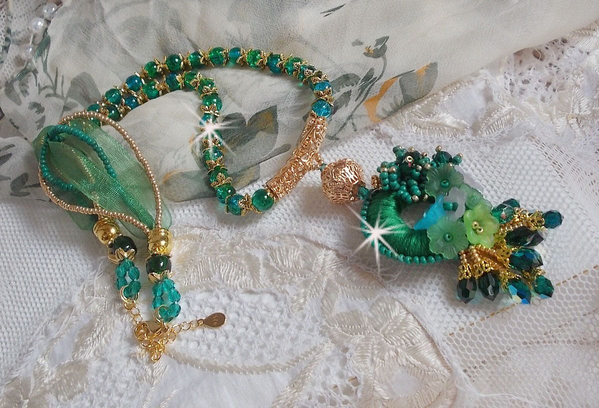 Colar Iris verde bordado com algodão DMC verde esmeralda, cristais Swarovski, contas de resina e contas de sementes