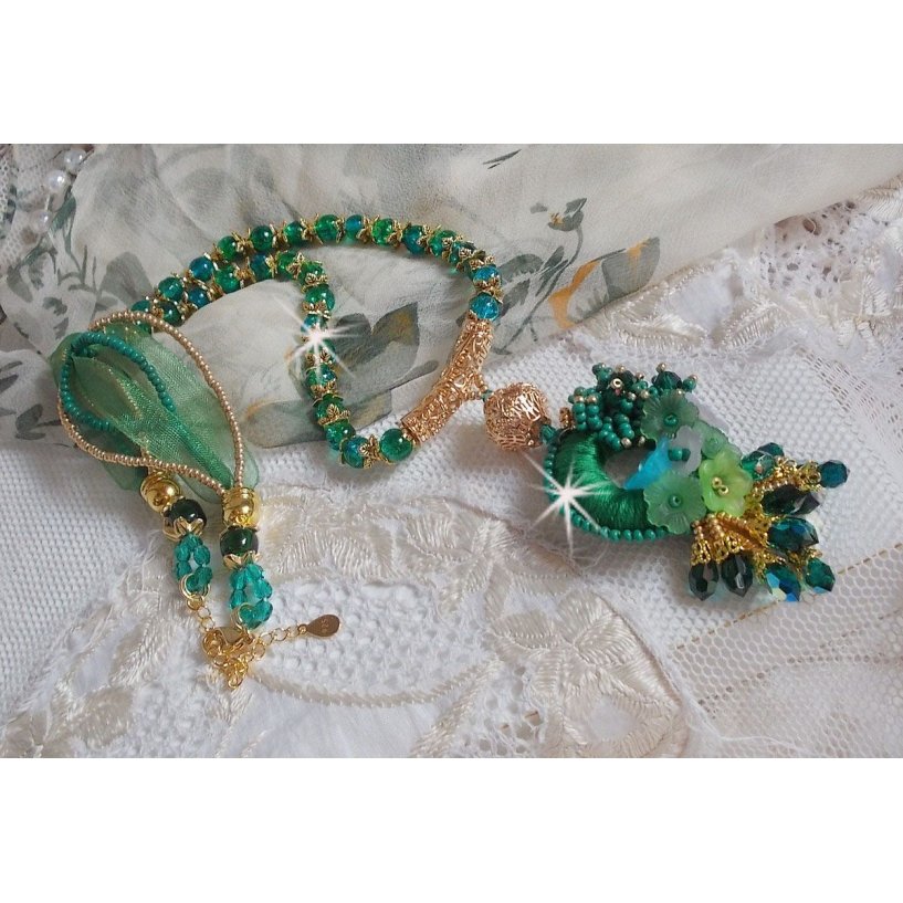 Colar Iris verde bordado com algodão DMC verde esmeralda, cristais Swarovski, contas de resina e contas de sementes