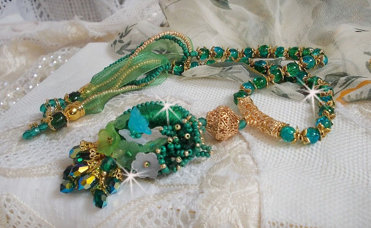 Colar Iris verde bordado com algodão DMC verde esmeralda, cristais Swarovski, contas de resina e contas de sementes