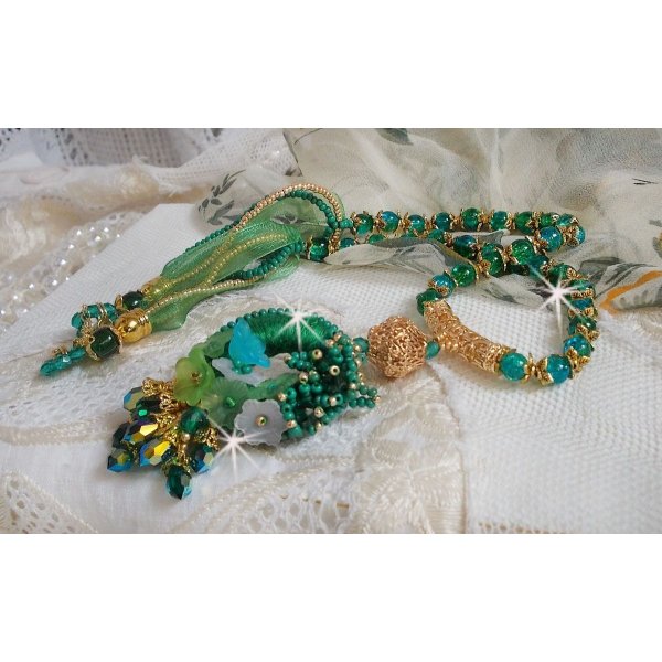 Colar Iris verde bordado com algodão DMC verde esmeralda, cristais Swarovski, contas de resina e contas de sementes