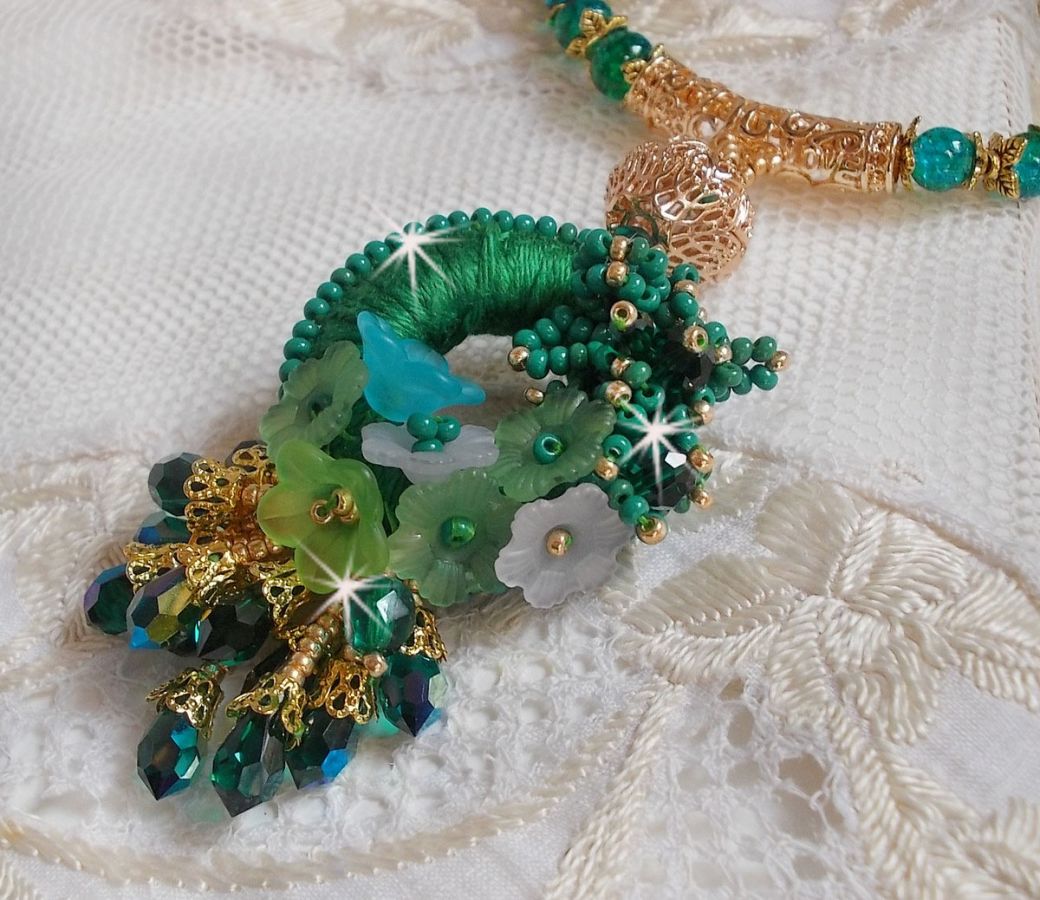 Colar Iris verde bordado com algodão DMC verde esmeralda, cristais Swarovski, contas de resina e contas de sementes