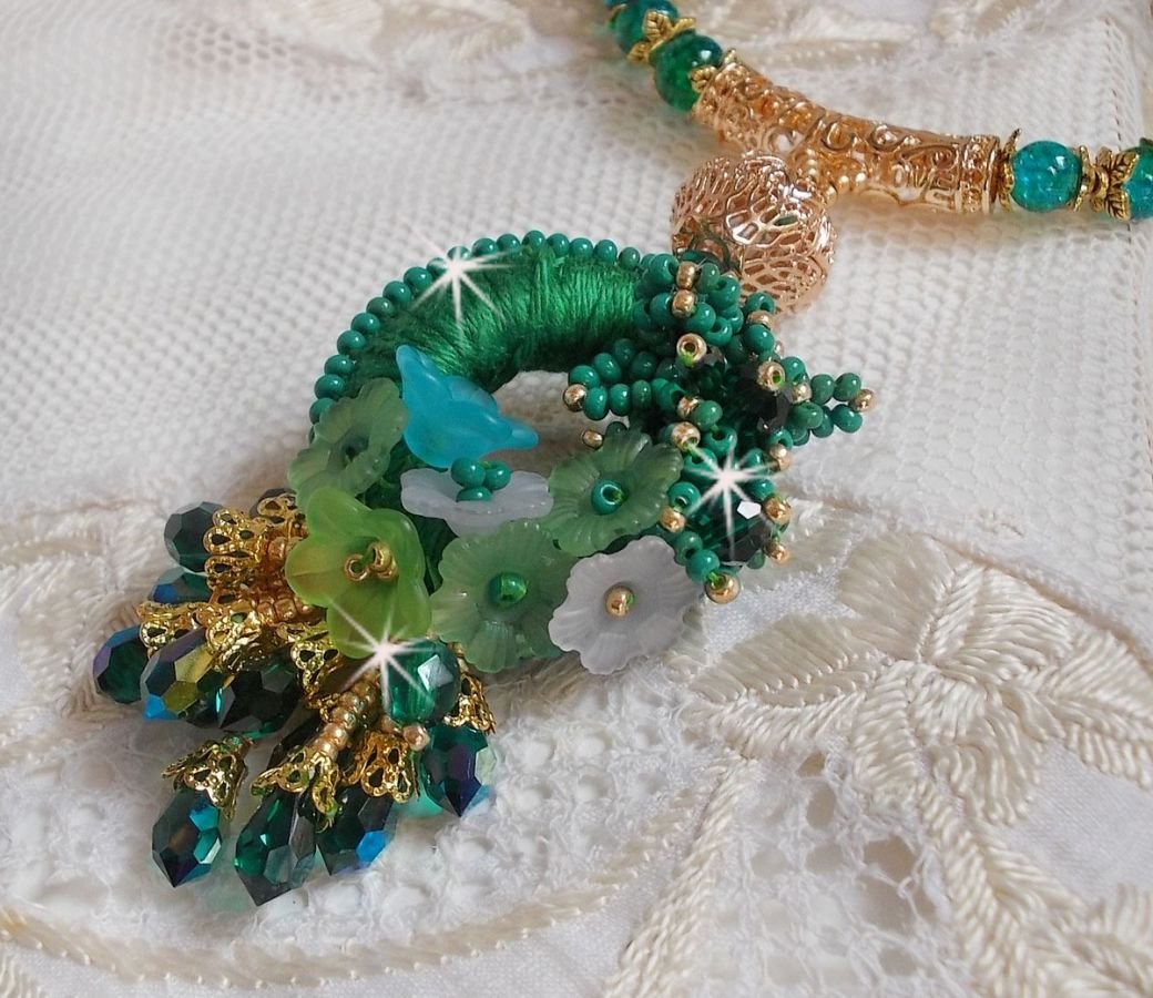 Colar Iris verde bordado com algodão DMC verde esmeralda, cristais Swarovski, contas de resina e contas de sementes