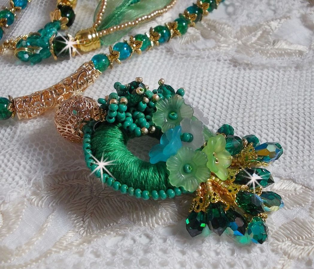 Colar Iris verde bordado com algodão DMC verde esmeralda, cristais Swarovski, contas de resina e contas de sementes