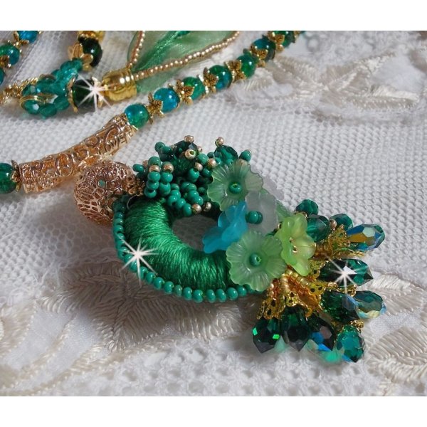 Colar Iris verde bordado com algod&atilde;o DMC verde esmeralda, cristais Swarovski, contas de resina e contas de sementes
