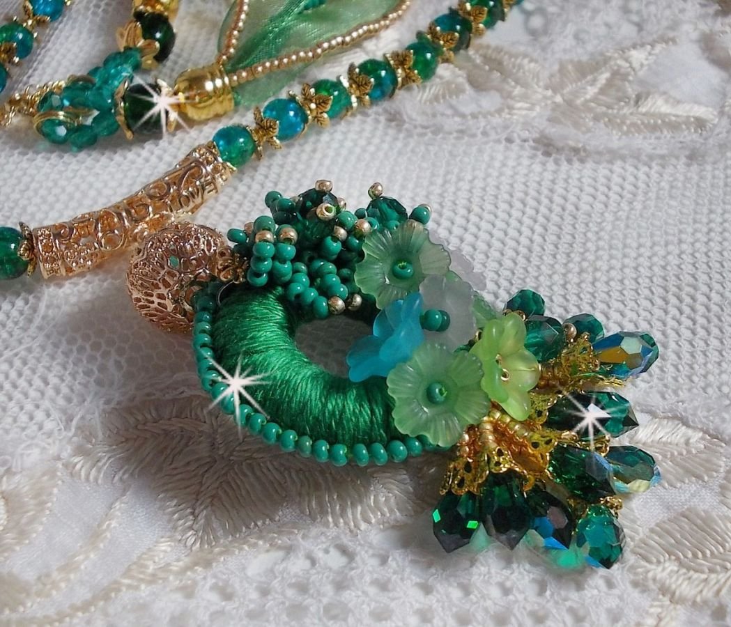 Colar Iris verde bordado com algodão DMC verde esmeralda, cristais Swarovski, contas de resina e contas de sementes