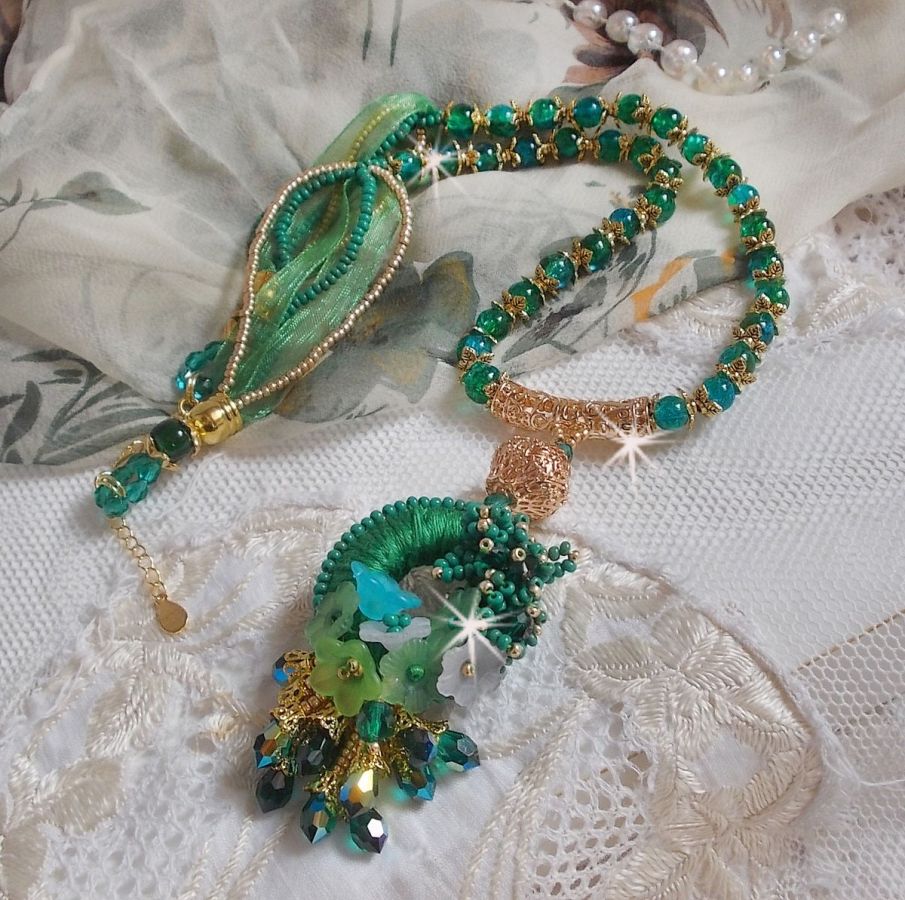 Colar Iris verde bordado com algodão DMC verde esmeralda, cristais Swarovski, contas de resina e contas de sementes