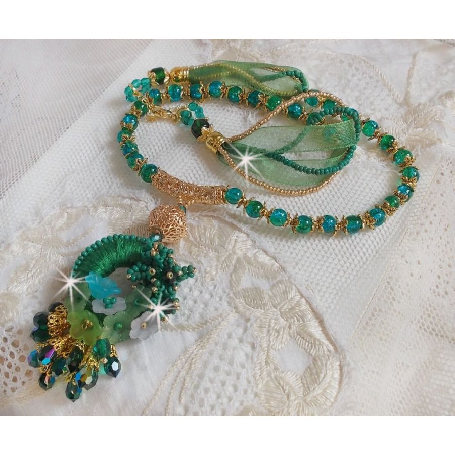 Colar Iris verde bordado com algodão DMC verde esmeralda, cristais Swarovski, contas de resina e contas de sementes