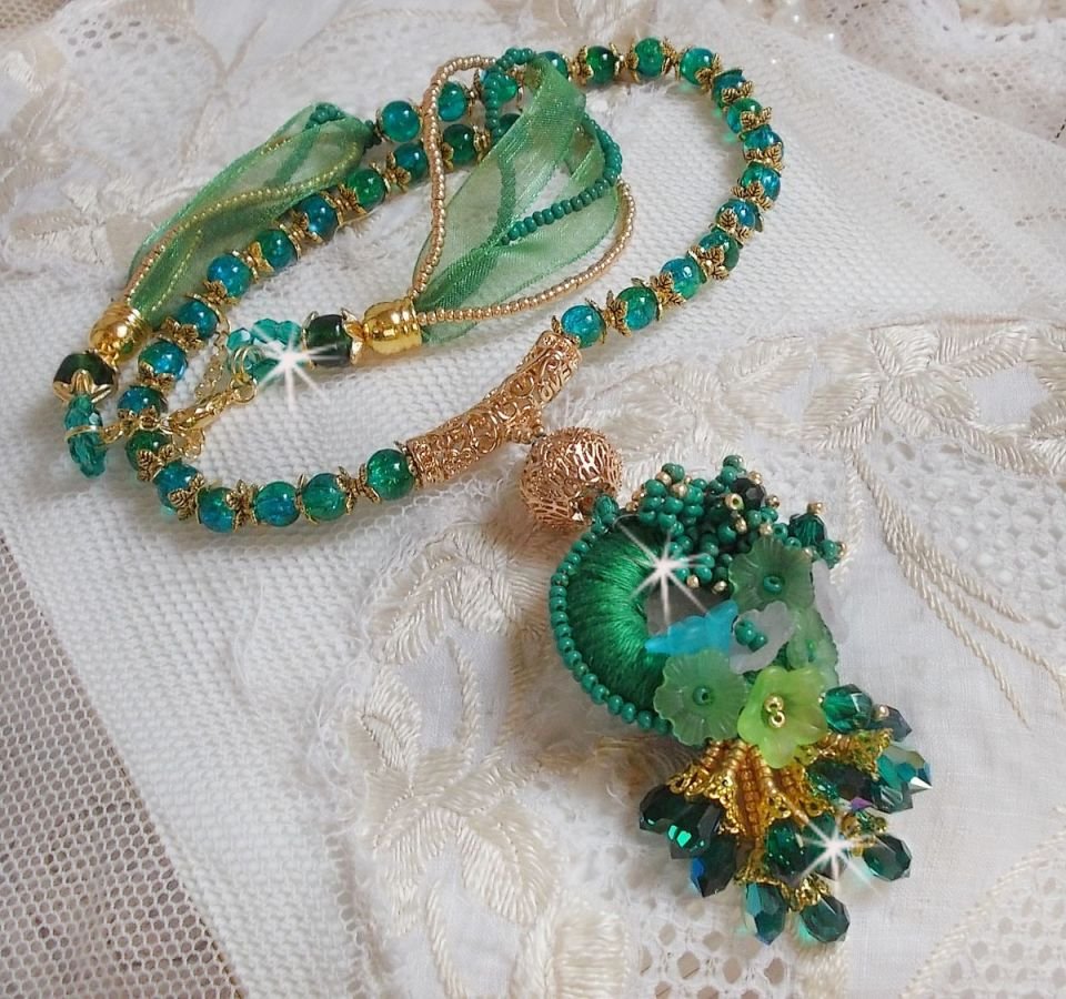 Colar Iris verde bordado com algodão DMC verde esmeralda, cristais Swarovski, contas de resina e contas de sementes