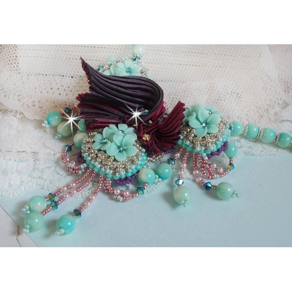 Colar Blue Flowers Haute-Couture bordado com cristais Swarovski, uma fita de seda de trufa/framboesa e missangas de sementes