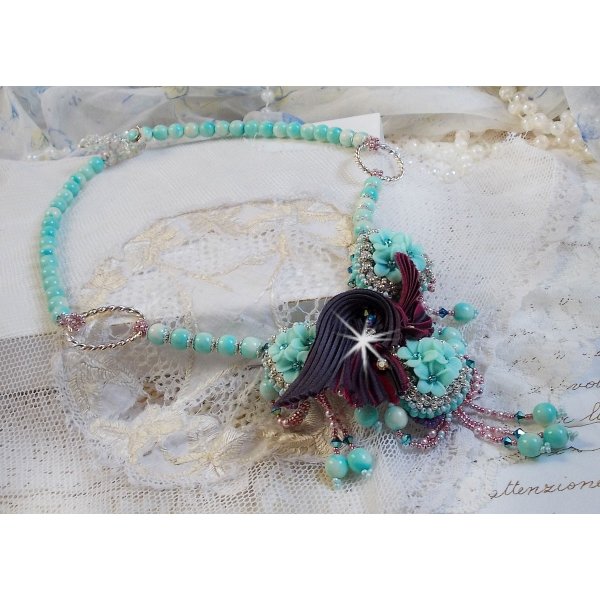 Colar Blue Flowers Haute-Couture bordado com cristais Swarovski, uma fita de seda de trufa/framboesa e missangas de sementes
